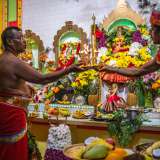 Qui, nel principale luogo di culto della comunit� mauriziana tamil di Bari, c�� tempo per le ultime preghiere e le benedizioni finali e per concludere la lunga celebrazione dedicata alla dea Mariamman